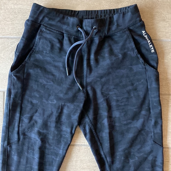 Alphalete Premium V2 Black Camo Jogger Size: S - Picture 5 of 9